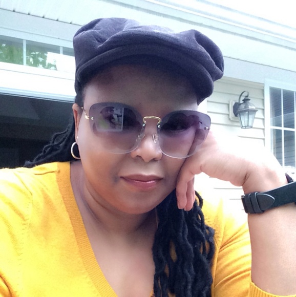 Meet your Posher, Shirley - Picture 2 of 2